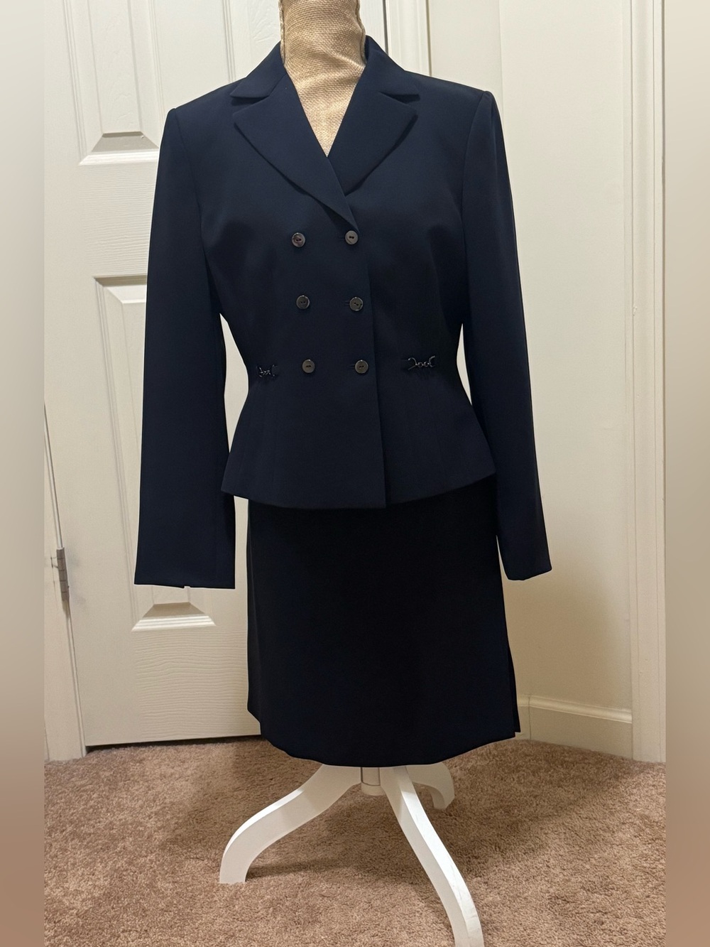 Professionalism at its finest! Tahari 2 pc Navy Skirt Blazer Suit 8P